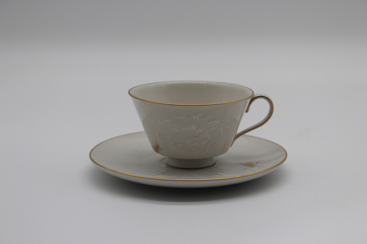 Teetasse klein 2 tlg. - KPM Berlin - Feldblume - Feldblume auf Bord mit Insekt