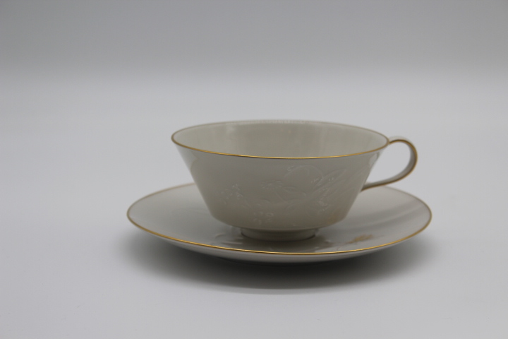 Teetasse 2 tlg. - KPM Berlin - Feldblume - Feldblume auf Bord mit Insekt