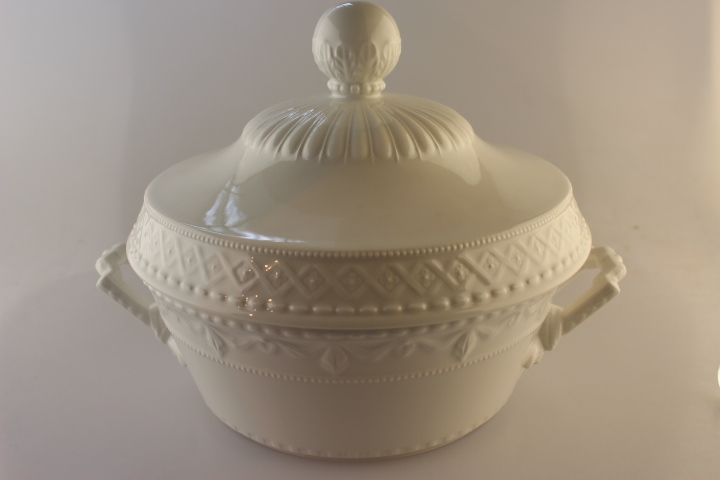 Deckelschüssel - KPM Berlin - Kurland - Dekor weiß