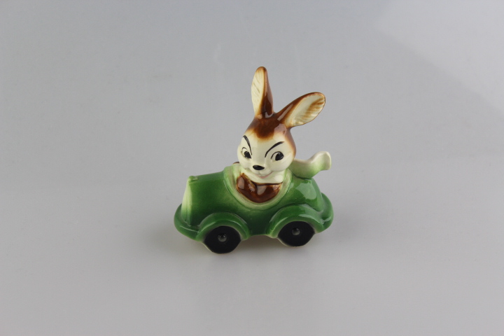 Hase mit Auto