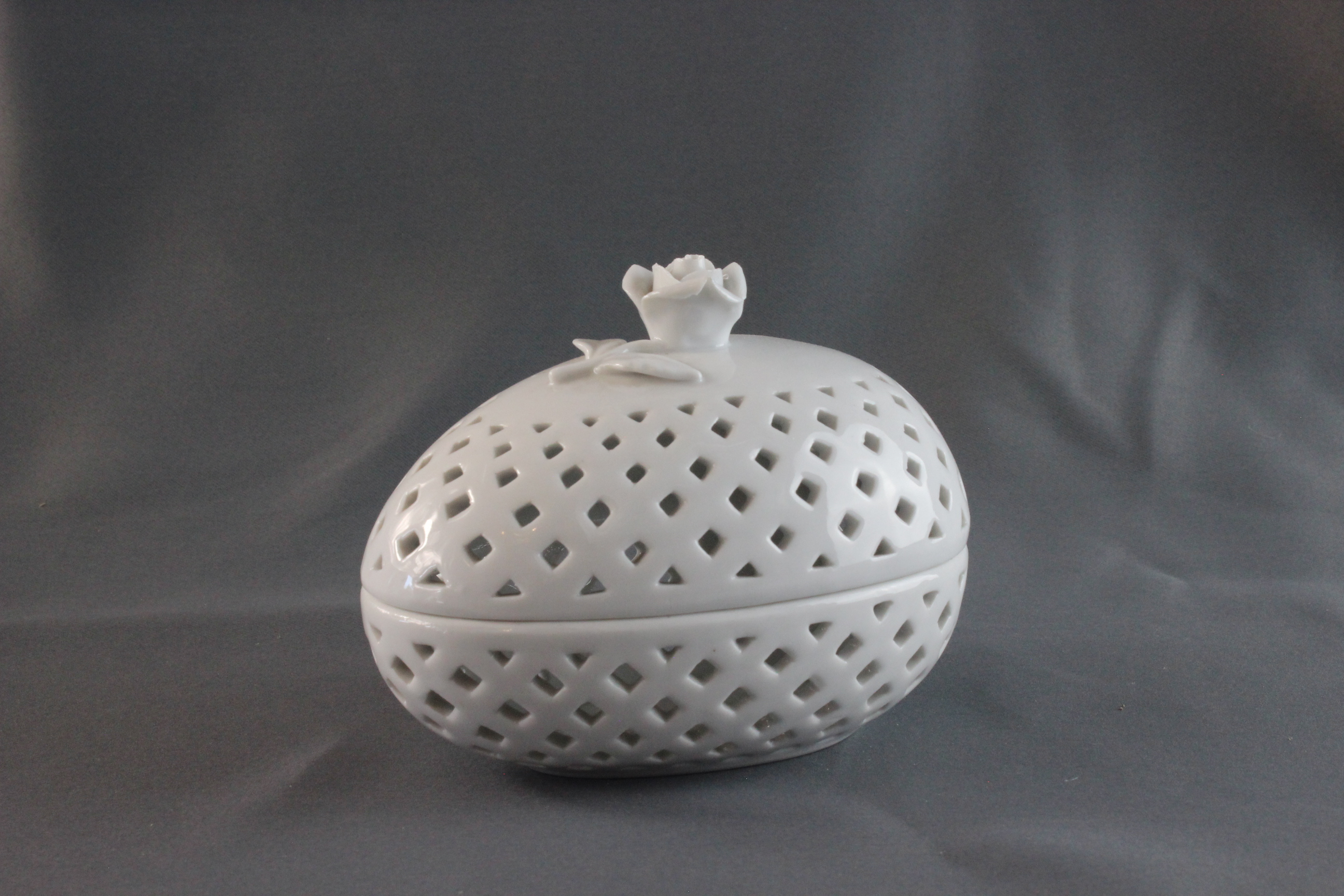 4106 - Durbrucheidose mit Rose 12,5 cm