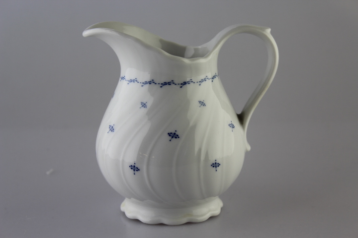 Sahnekännchen-Seltmann Weiden- Mücke ohne blauen Rand